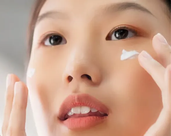 Model mengoleskan Advanced Barrier Moisturizer di bawah mata dengan ujung jari