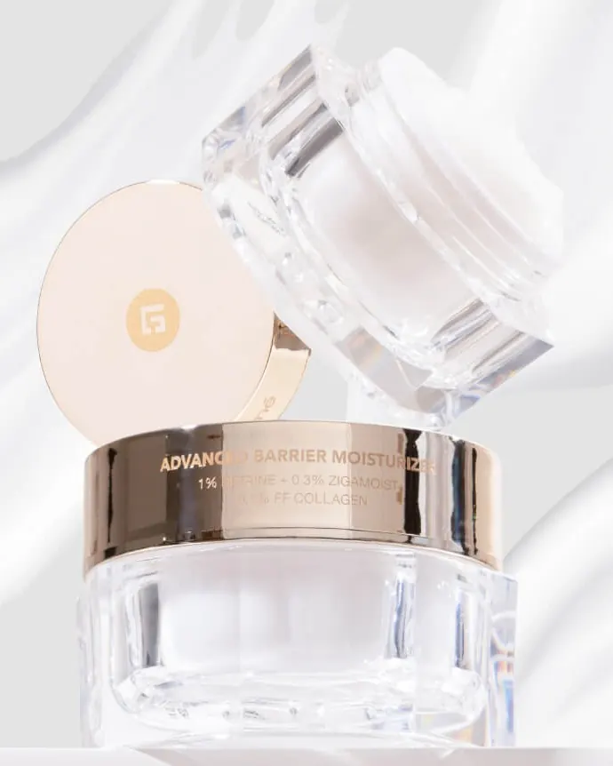 Dua jar Advanced Barrier Moisturizer bertumpuk di atas alas putih