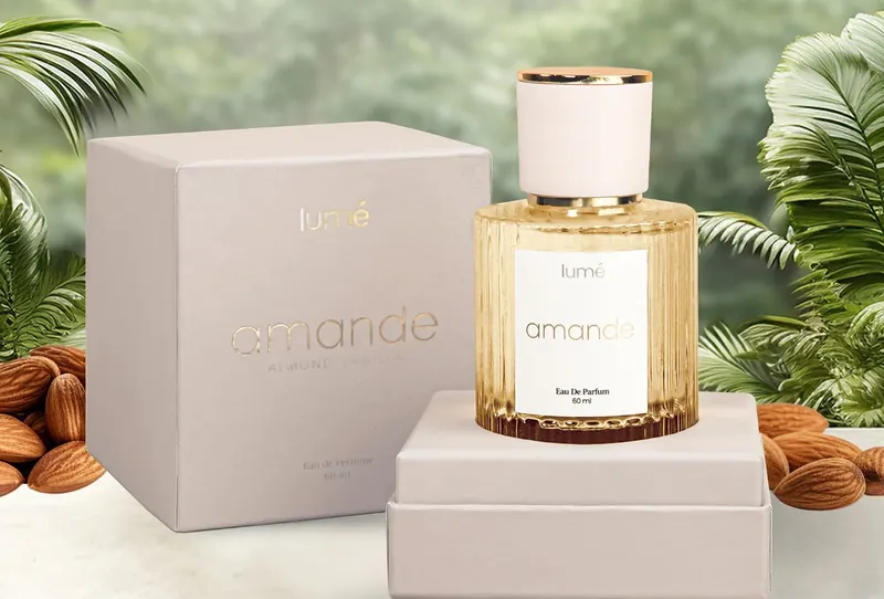 Botol Lume Amande 60 mL dan kotaknya di antara kacang almond