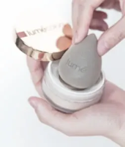 Spons ditekan ke wadah loose powder