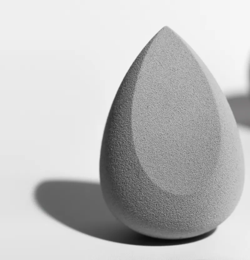 Spons Lumécolors Beauty Blender dengan sisi datar berdiri di atas permukaan putih