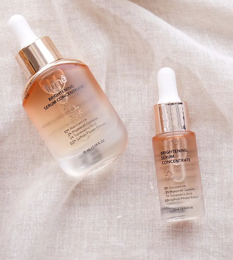 Botol Lume Brightening Serum Concentrate 35 mL dan 10 mL di atas kain linen putih