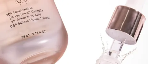 Botol serum 35 mL dan botol 10 mL dengan pipet terangkat dan cipratan serum bening