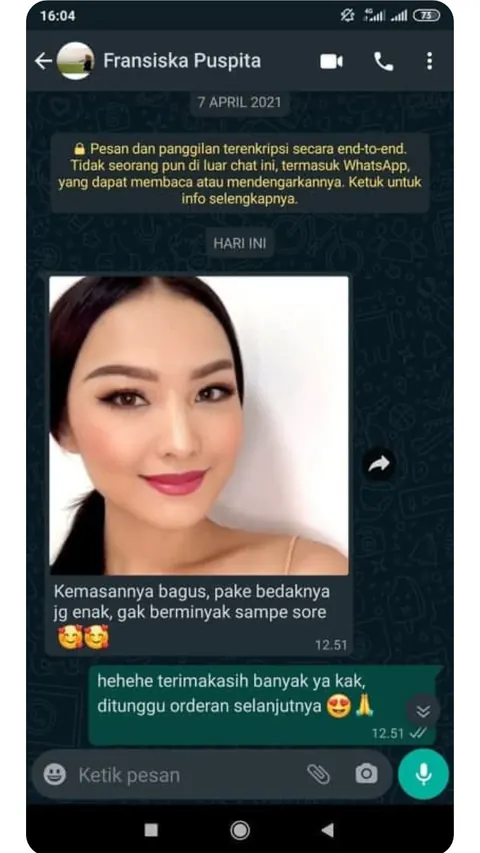 Testimoni chat WhatsApp Fransiska Puspita dengan swafoto: Kemasannya bagus, pake bedaknya jg enak, gak berminyak sampe sore