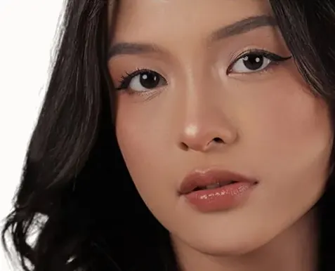 Model dengan riasan cushion yang tetap segar