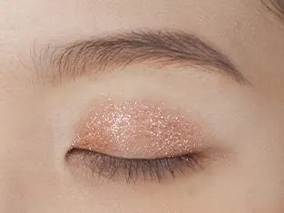 Eyeshadow Allure di kelopak mata