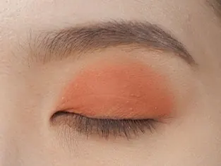 Eyeshadow Love di kelopak mata