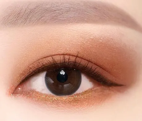 Mata dengan crease cokelat matte lembut dan garis bawah bronze