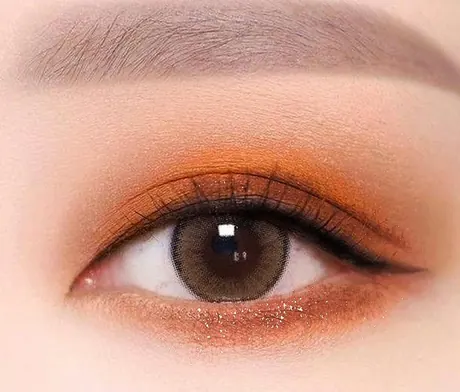 Mata dengan gradasi oranye-cokelat dan eyeliner bersayap