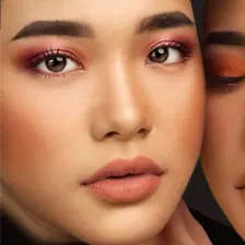 Model berhijab dengan eyeshadow mauve-pink