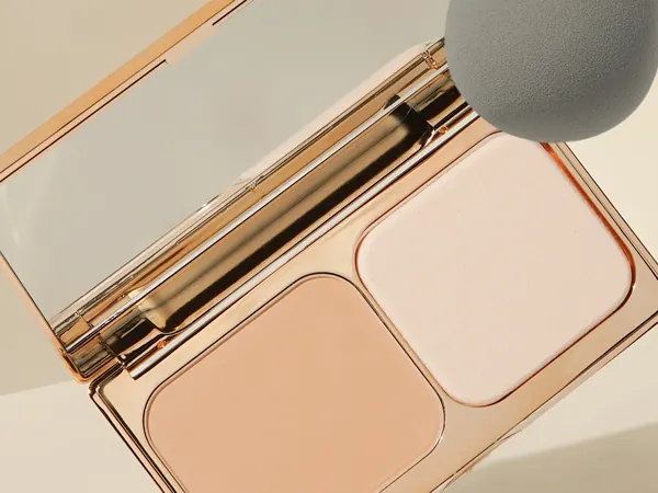 Compact Powder terbuka dengan Beauty Blender di atasnya