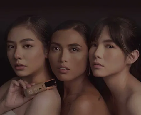 Tiga perempuan dengan warna kulit terang, kuning langsat dan sawo matang berpose berdampingan, satu memegang botol HD Foundation