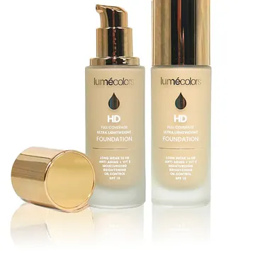 Dua botol HD Foundation shade Light, satu terbuka