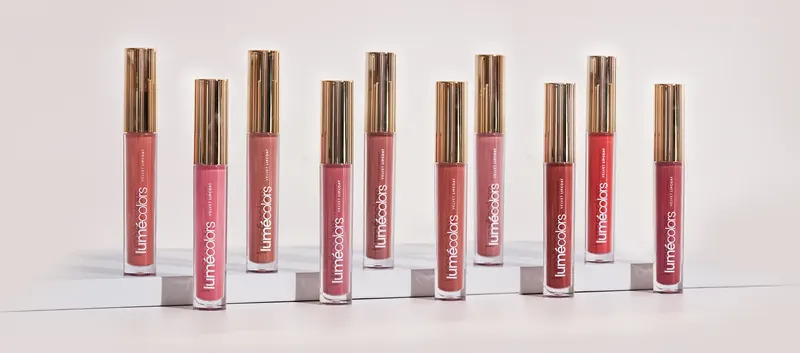 Sepuluh tube Lumécolors Velvet Lipcoat berjajar di atas podium putih