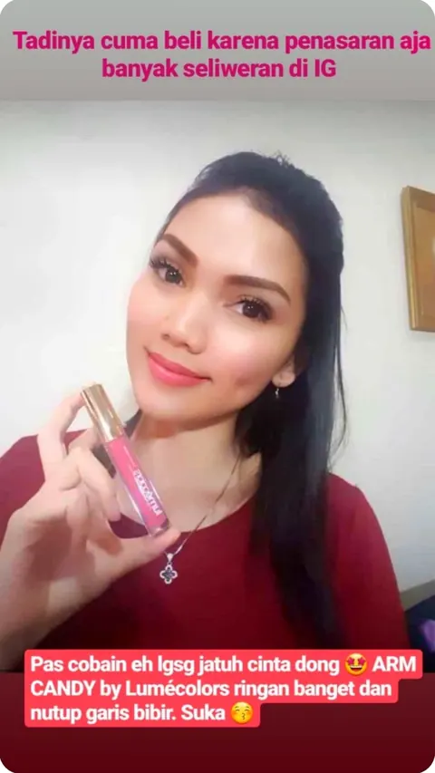 Testimoni Instagram story, wanita memegang Velvet Lipcoat Arm Candy: Tadinya cuma beli karena penasaran aja banyak seliweran di IG. Pas cobain eh lgsg jatuh cinta dong. ARM CANDY by Lumécolors ringan banget dan nutup garis bibir. Suka