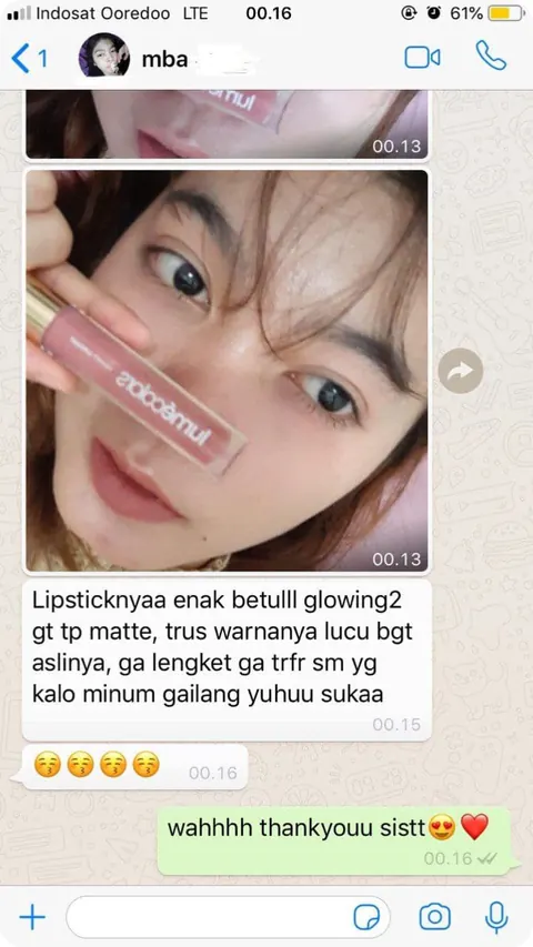 Testimoni chat WhatsApp dengan foto pelanggan: Lipsticknyaa enak betulll glowing2 gt tp matte, trus warnanya lucu bgt aslinya, ga lengket ga trfr sm yg kalo minum gailang yuhuu sukaa