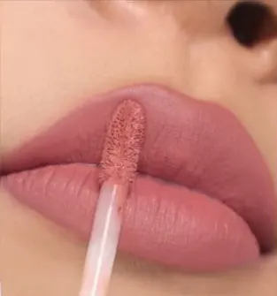Bibir memakai Velvet Lipcoat Bare with Me