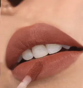 Bibir memakai Velvet Lipcoat Chocolate Trip