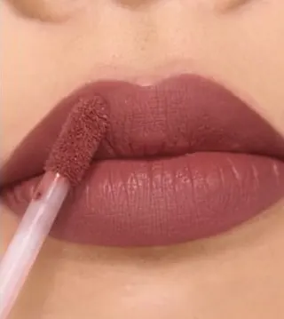 Bibir memakai Velvet Lipcoat Memory of You