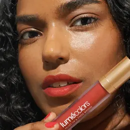 Crimson Red di kulit gelap