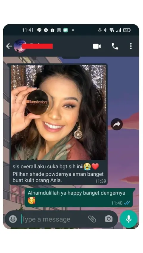 Testimoni chat WhatsApp, pelanggan memegang jar Loose Powder di depan matanya: sis overall aku suka bgt sih iniii. Pilihan shade powdernya aman banget buat kulit orang Asia.