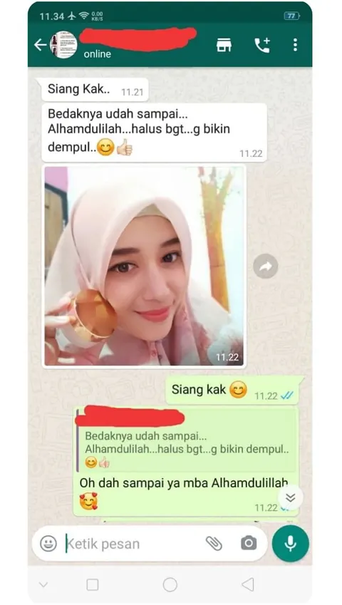 Testimoni chat WhatsApp dengan foto pelanggan berhijab: Bedaknya udah sampai... Alhamdulilah...halus bgt...g bikin dempul..
