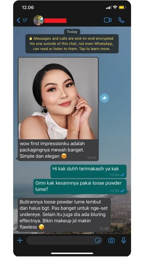 Testimoni chat WhatsApp dengan swafoto pelanggan: wow first impressionku adalah packagingnya mewah banget. Simple dan elegan. Butirannya loose powder lume lembut dan halus bgt. Pas banget untuk nge-set undereye. Selain itu juga dia ada bluring effectnya. Bikin makeup jd makin flawless
