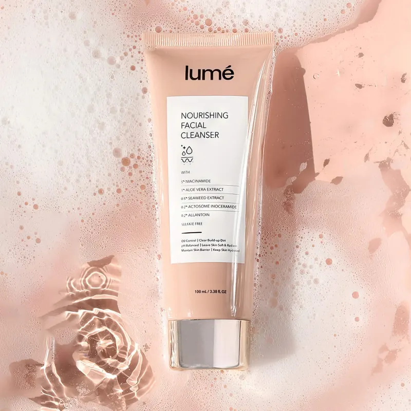 Tube Lume Nourishing Facial Cleanser 100 mL di atas busa merah muda