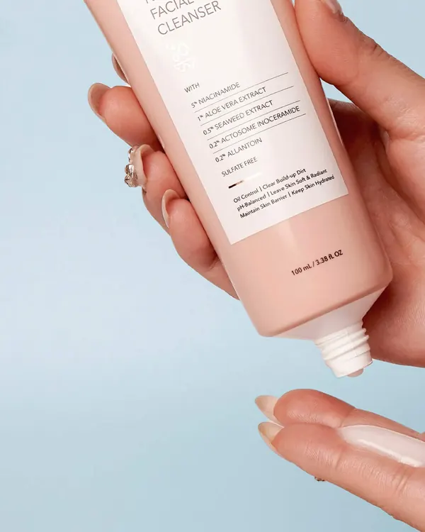 Tube Nourishing Facial Cleanser di atas telapak tangan