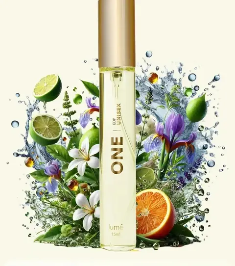 Botol ONE di antara jeruk nipis, jeruk, iris dan melati