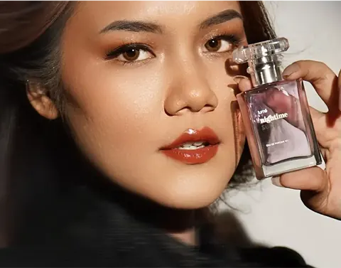 Model memegang botol Nightime Secret di dekat wajah