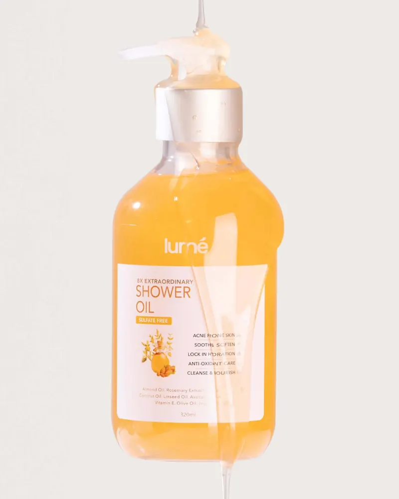 Botol Lume 8X Extraordinary Shower Oil 320 mL dengan minyak menetes dari pump