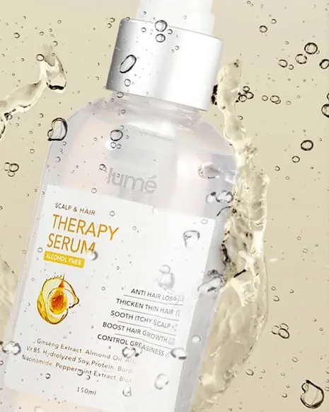 Botol Therapy Serum di tengah percikan serum yang bening