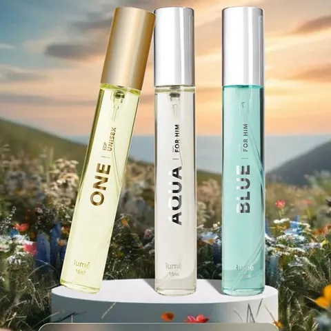 Botol ONE, AQUA dan BLUE di padang bunga saat senja